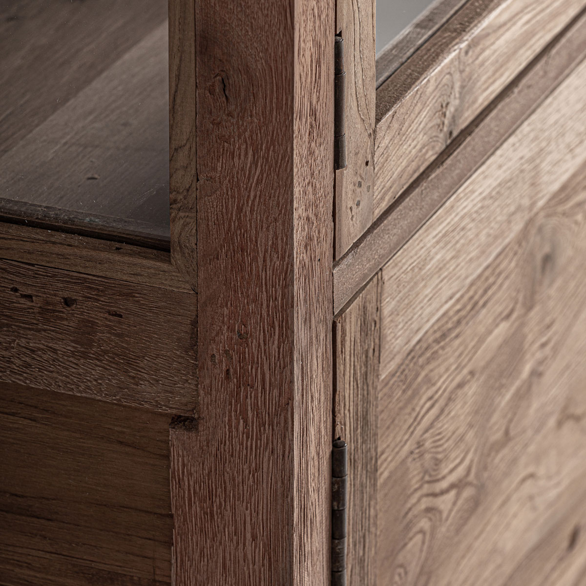 Vitrinenschrank HELMOND H 226 cm Altholz rustikal Vitrine Schrank