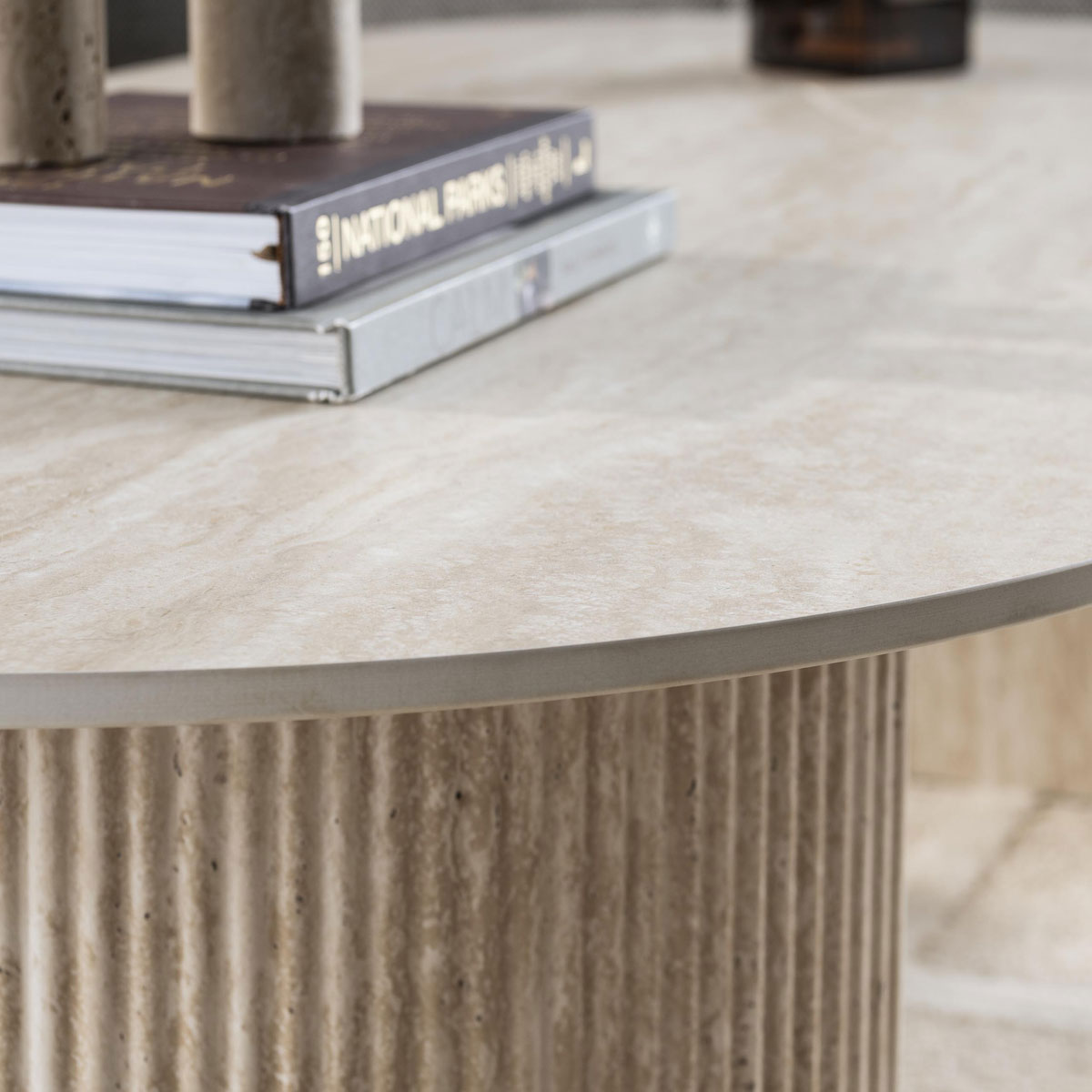 Couchtisch VERONA 135 x 70 cm oval Keramik Travertinoptik Halbmodbeine