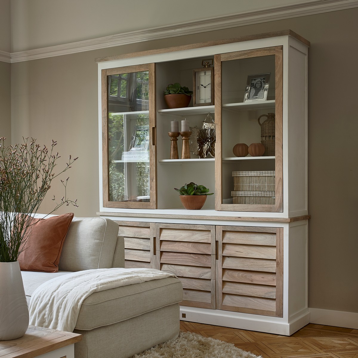 Buffetschrank Pacifica XL 180 cm Mangoholz Weiß Braun mit Glastüren