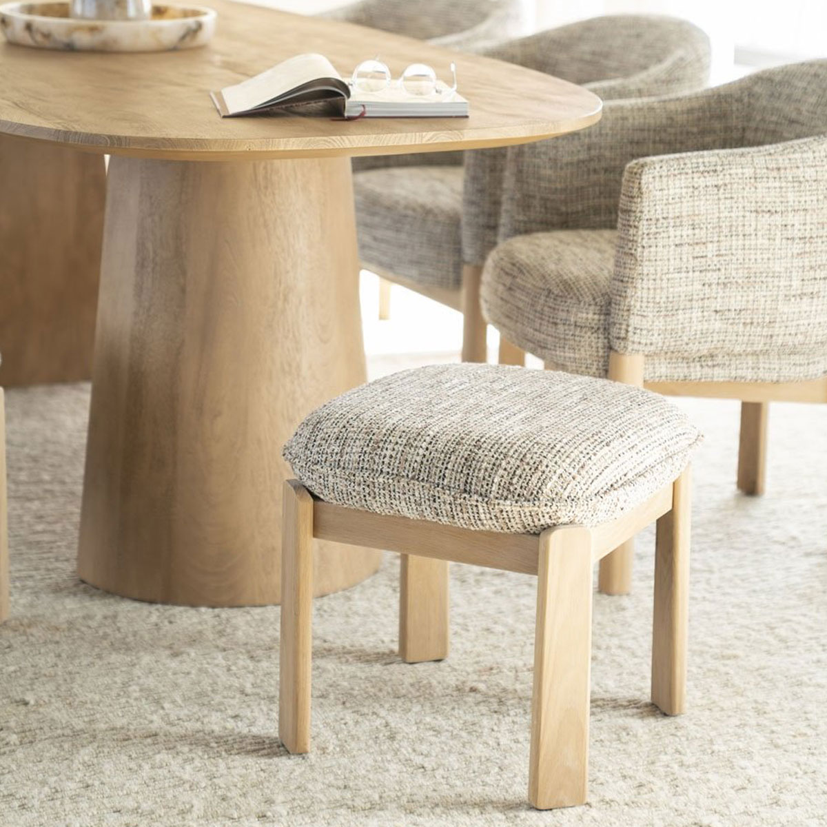 Sitzhocker Hocker Lottie 48 x 48 cm Eiche Massivholz Bezug Nori taupe