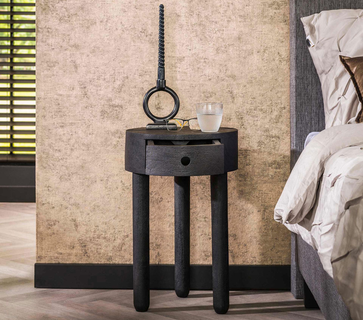 Nachtschränkchen NOIR rund H 55 cm Akazie schwarz Nachttisch