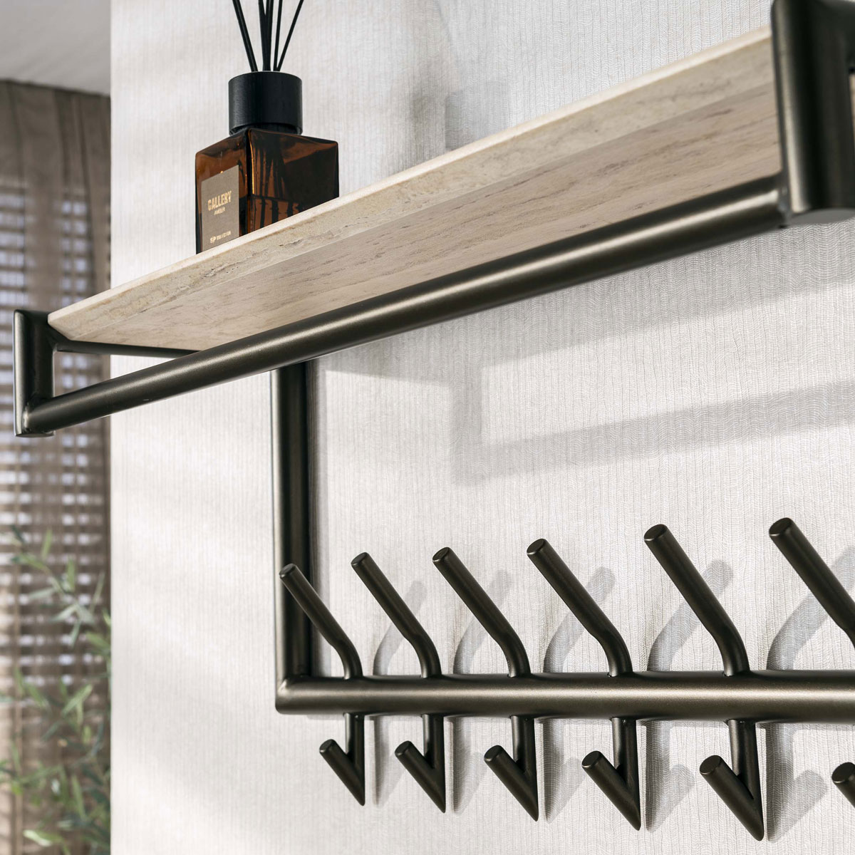 Wandgarderobe NERO B 85 cm mit 14 Haken Hutablage Travertin-Optik Metall Bronzefinish