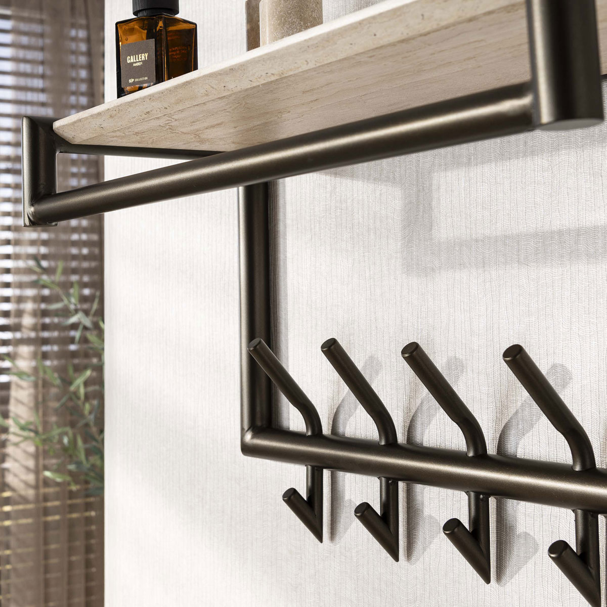 Wandgarderobe NERO B 65 cm mit 10 Haken Hutablage Travertin-Optik Metall Bronzefinish