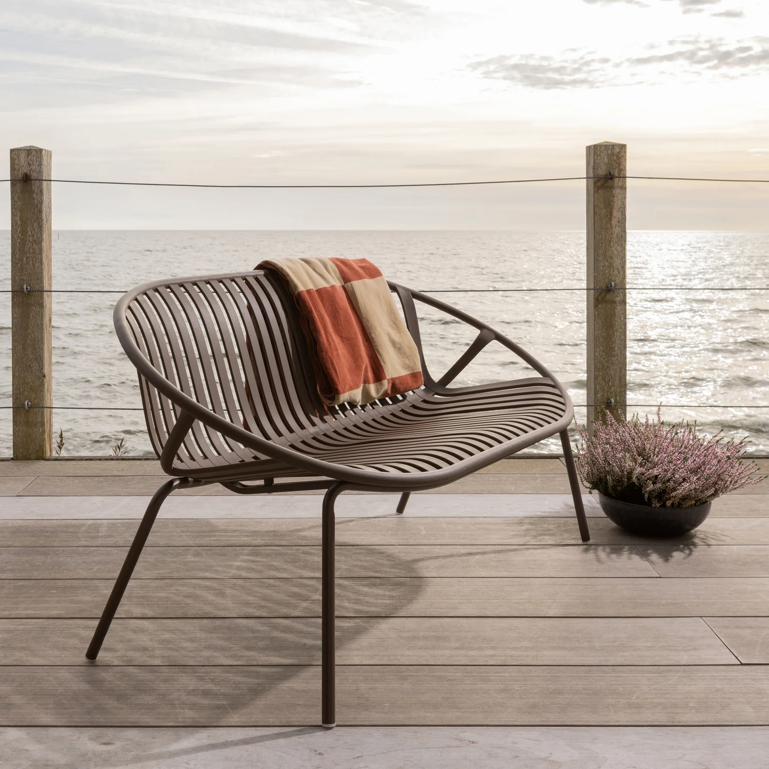 Outdoor 2 Sitzer Gartenbank BRUCE 131 cm Metall lila braun