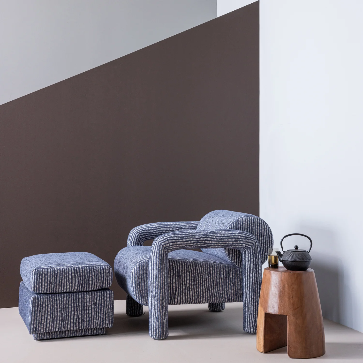 Hocker LOU 60 x 50 cm Musterstoff grau blau Fußhocker