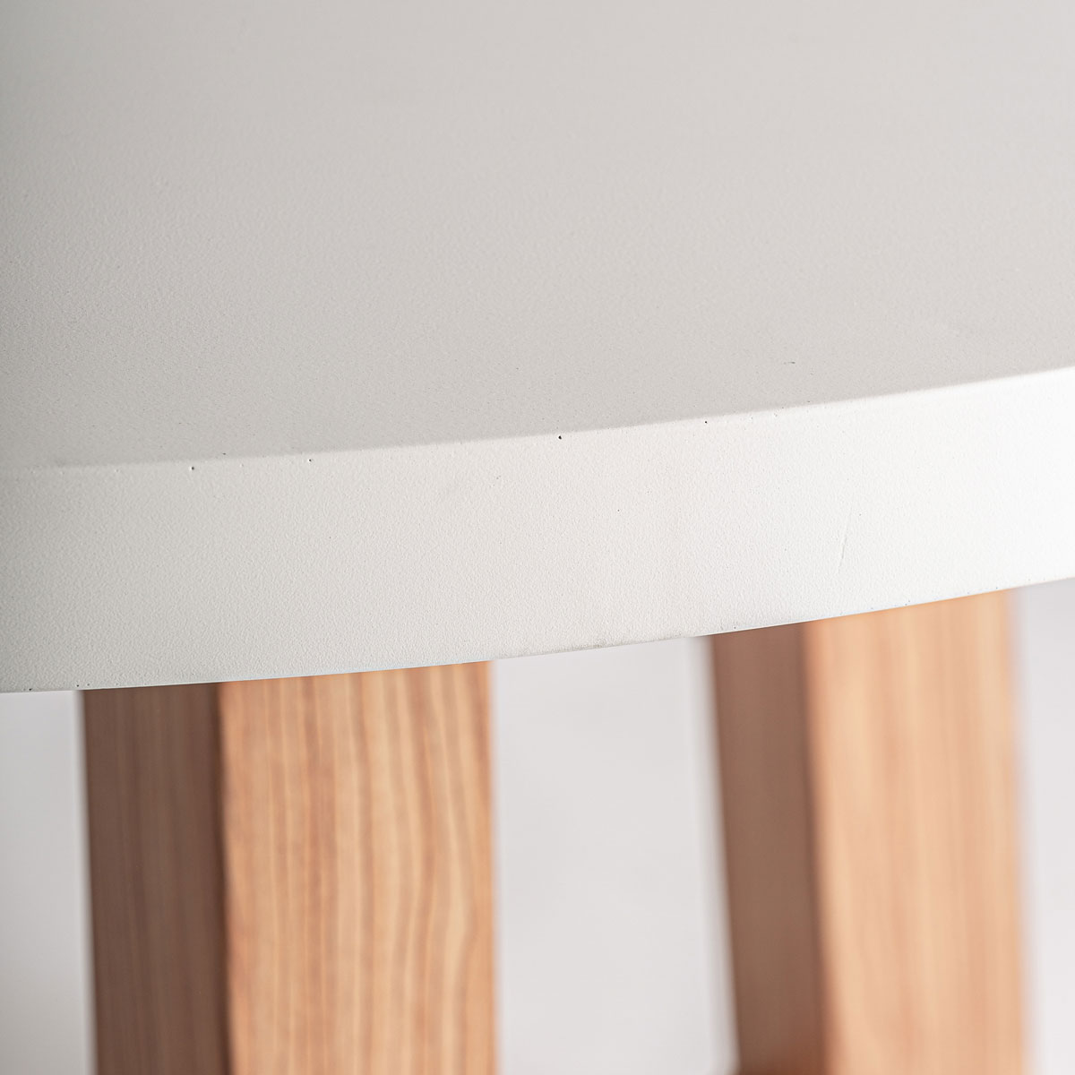 Esstisch KOSHENA rund Ø 152 cm cremeweiße Betonplatte- Aluminiumgestell 