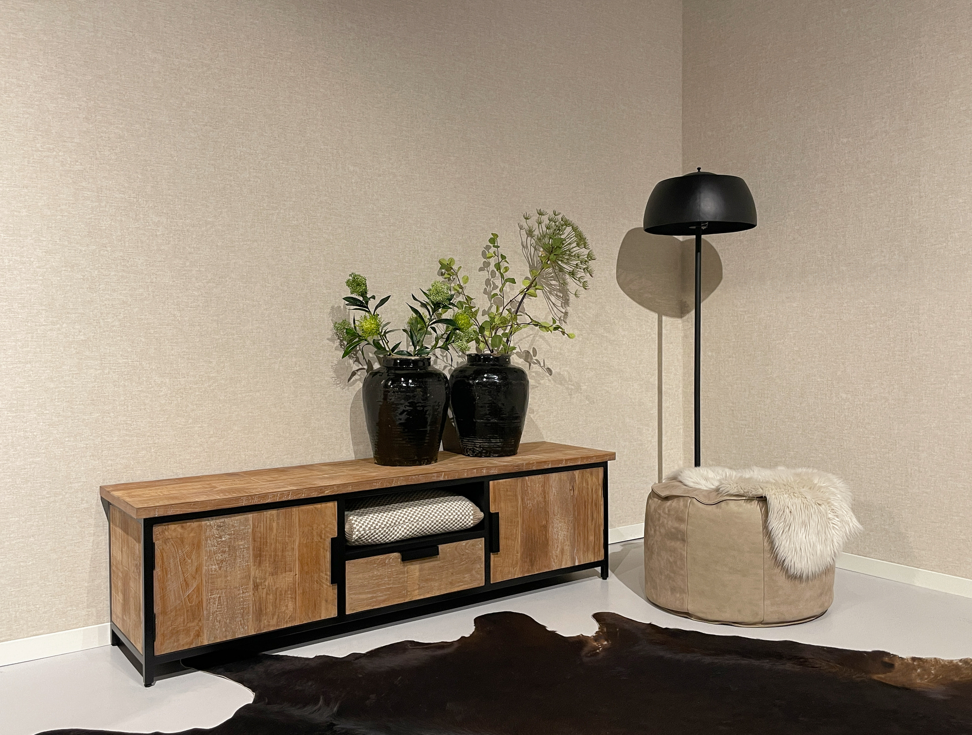 Lowboard TV Möbel Tomar 180 cm Teakholz natur Metall schwarz