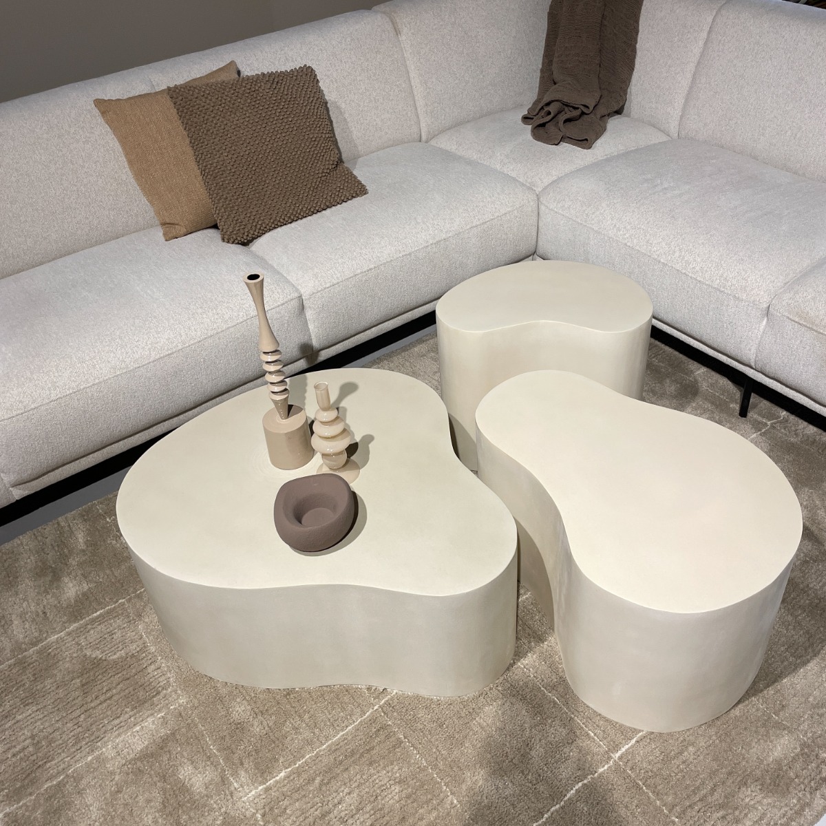 Couchtisch Sandy organisch 83 cm Beton cremeweiß Sofatisch