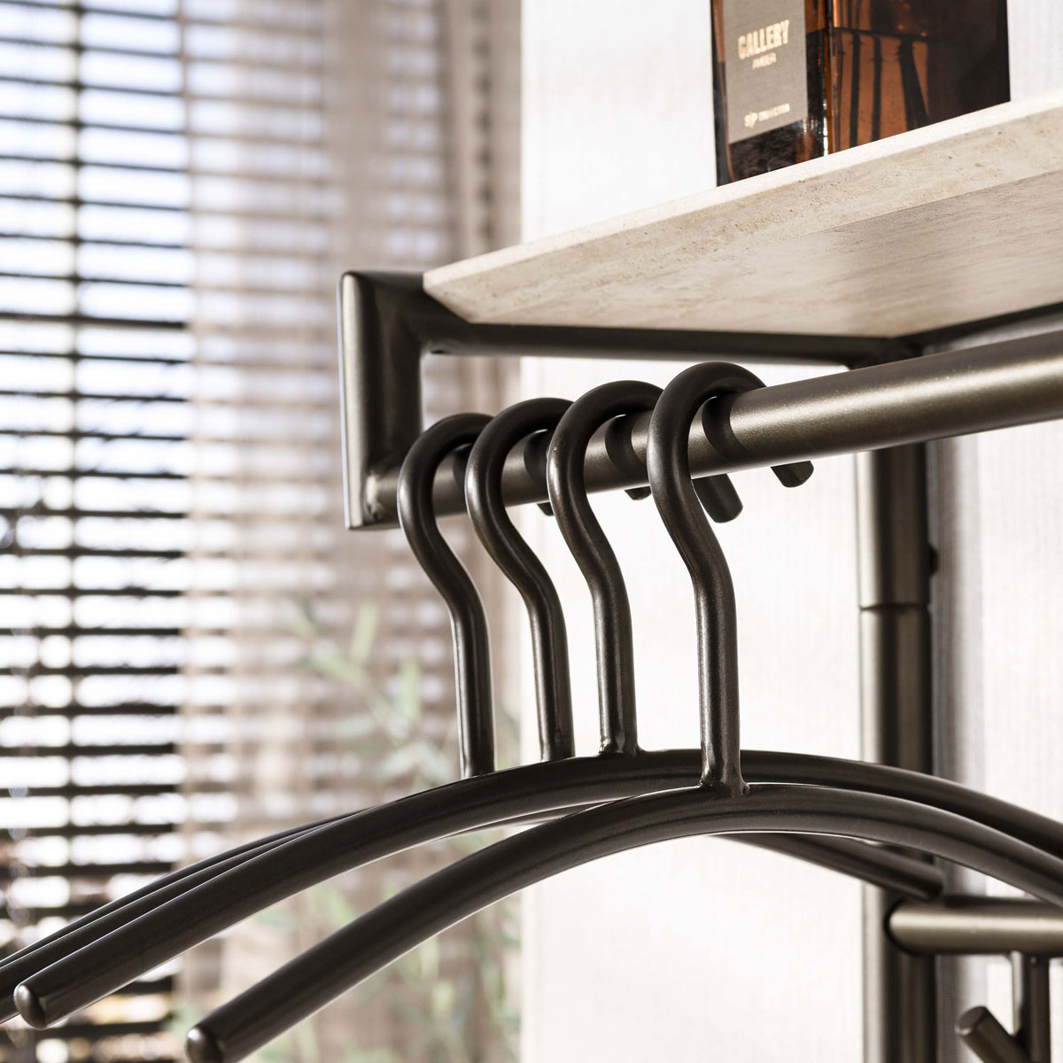 Wandgarderobe NERO B 85 cm mit 21 Haken Hutablage Travertin-Optik Metall Bronzefinish