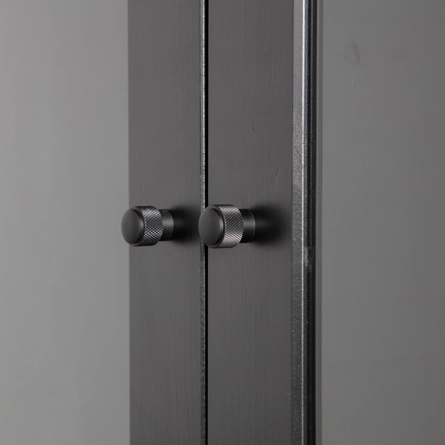 woood Vitrinenschrank XAM H 155 cm Schrank Holzschrank Kiefernholz schwarz