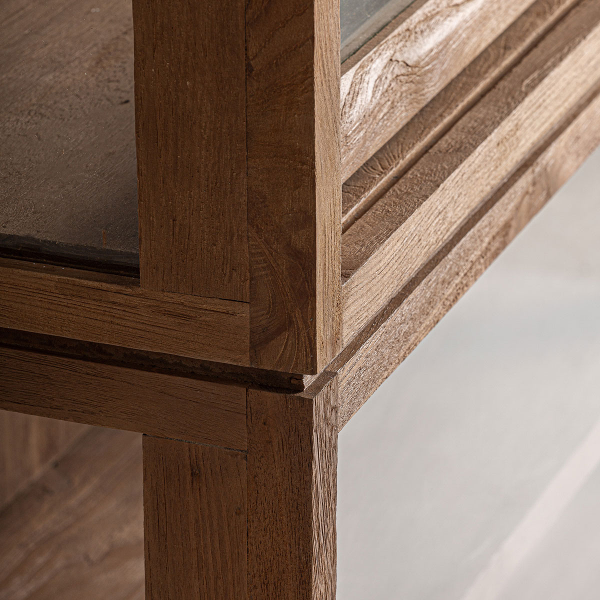 Vitrinenschrank BROICH H 220 cm Teakholz Vitrine Schrank