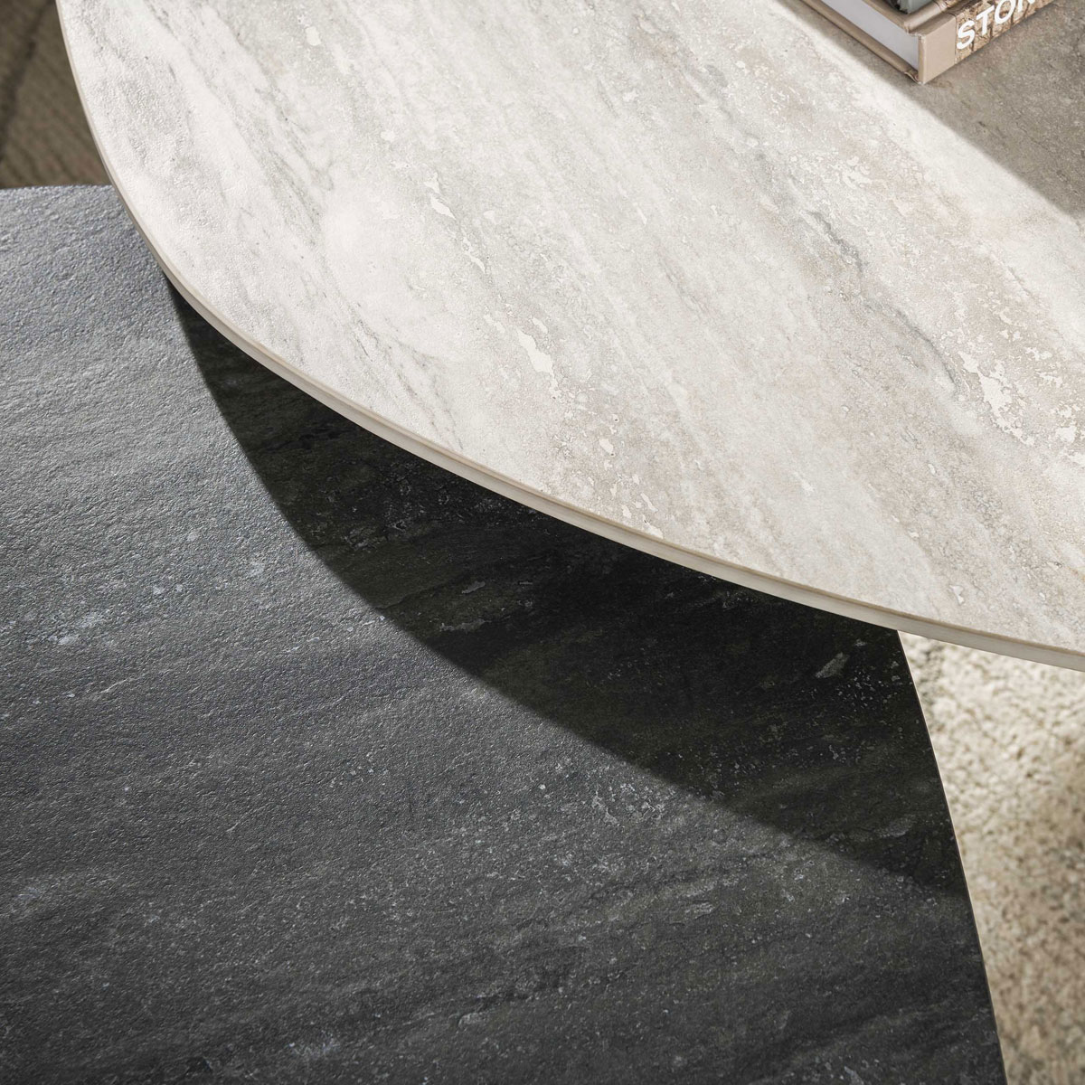 2er Set Couchtisch Bianco & Nero organisch Travertin Edelstahl